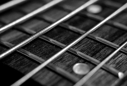 Zoom sur les cordes et le manche d'une guitare de type Selmer Accessoires pour guitare jazz et jazz manouche de type Selmer